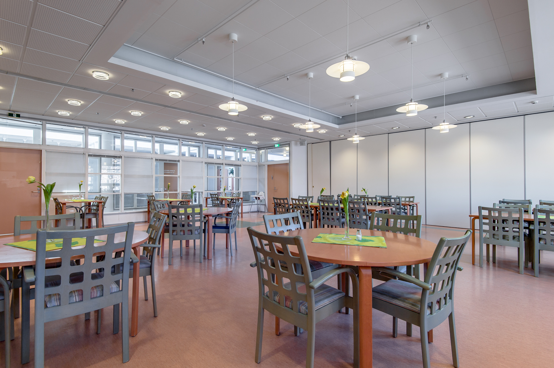 En stoerre sal med bord och stolar